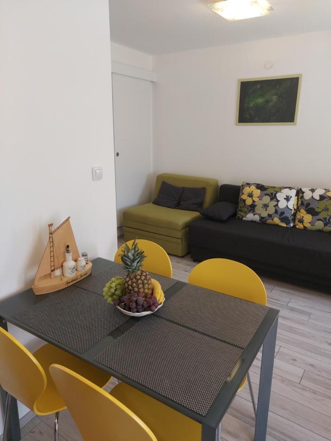 Apartmant Bionda Novi Vinodolski, Cozy And Nice Apartment For 4 People In The City Center Zewnętrze zdjęcie