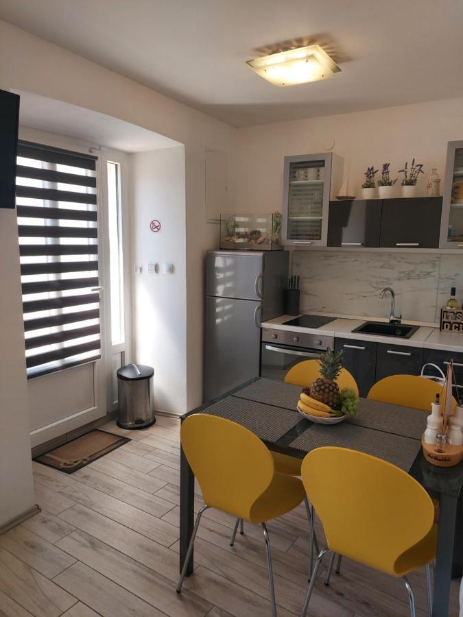 Apartmant Bionda Novi Vinodolski, Cozy And Nice Apartment For 4 People In The City Center Zewnętrze zdjęcie