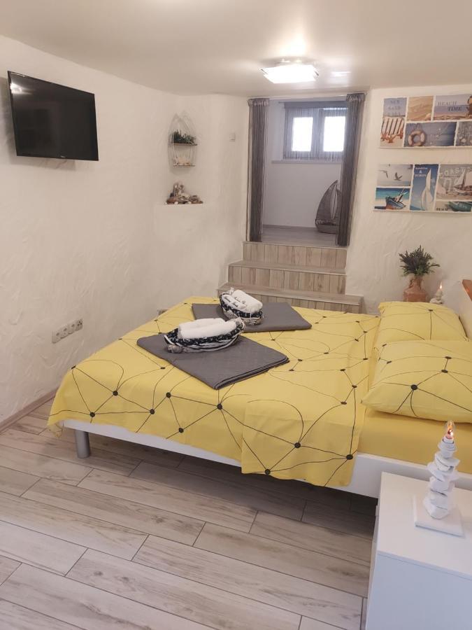 Apartmant Bionda Novi Vinodolski, Cozy And Nice Apartment For 4 People In The City Center Zewnętrze zdjęcie
