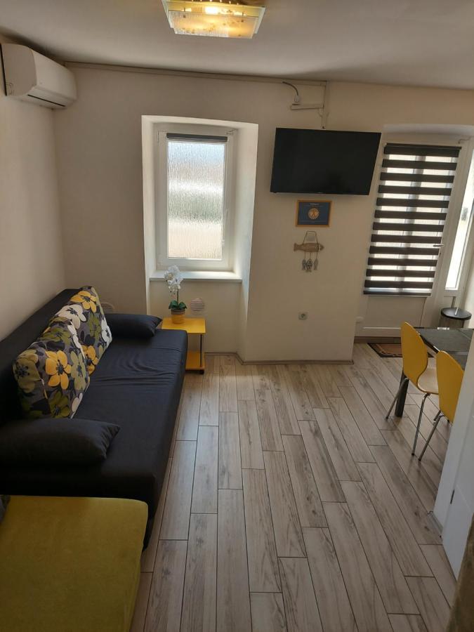 Apartmant Bionda Novi Vinodolski, Cozy And Nice Apartment For 4 People In The City Center Zewnętrze zdjęcie