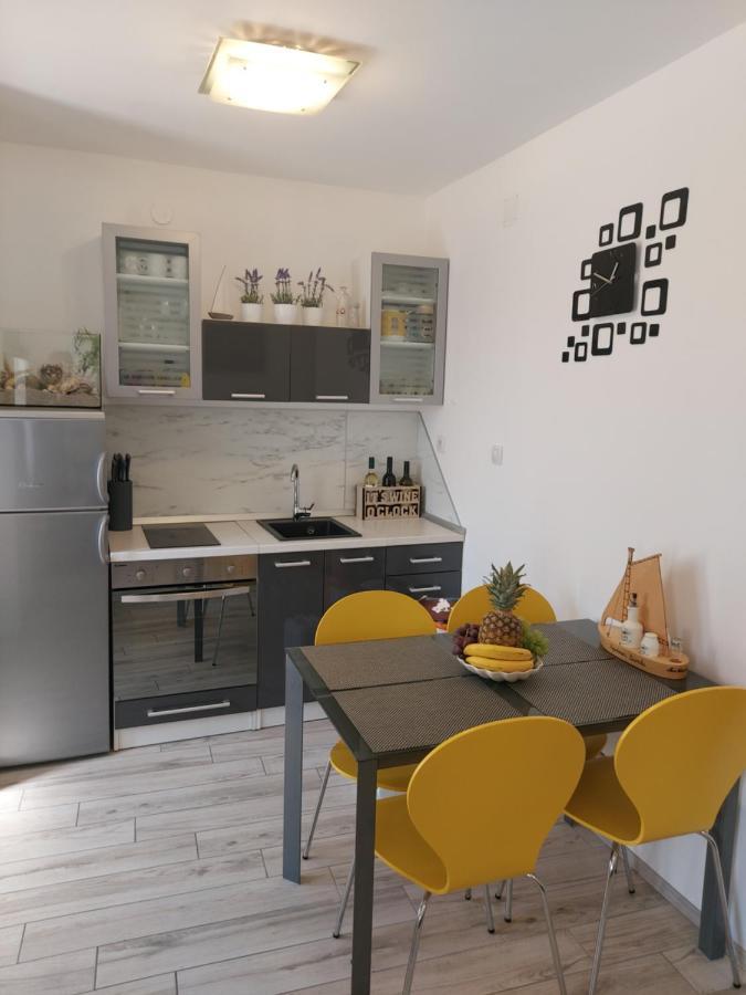 Apartmant Bionda Novi Vinodolski, Cozy And Nice Apartment For 4 People In The City Center Zewnętrze zdjęcie