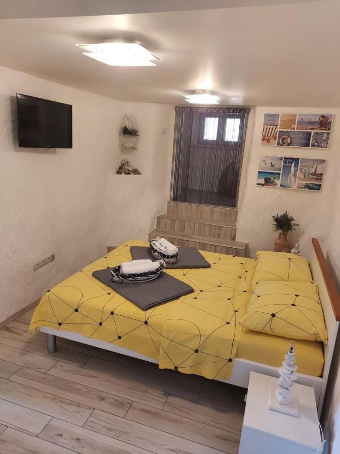 Apartmant Bionda Novi Vinodolski, Cozy And Nice Apartment For 4 People In The City Center Zewnętrze zdjęcie