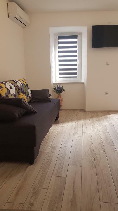 Apartmant Bionda Novi Vinodolski, Cozy And Nice Apartment For 4 People In The City Center Zewnętrze zdjęcie